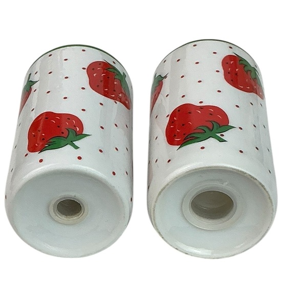 Vintage Strawberry Print Salt and Pepper Shakers Ceramic Set Collectible 1970’s - Picture 6 of 16